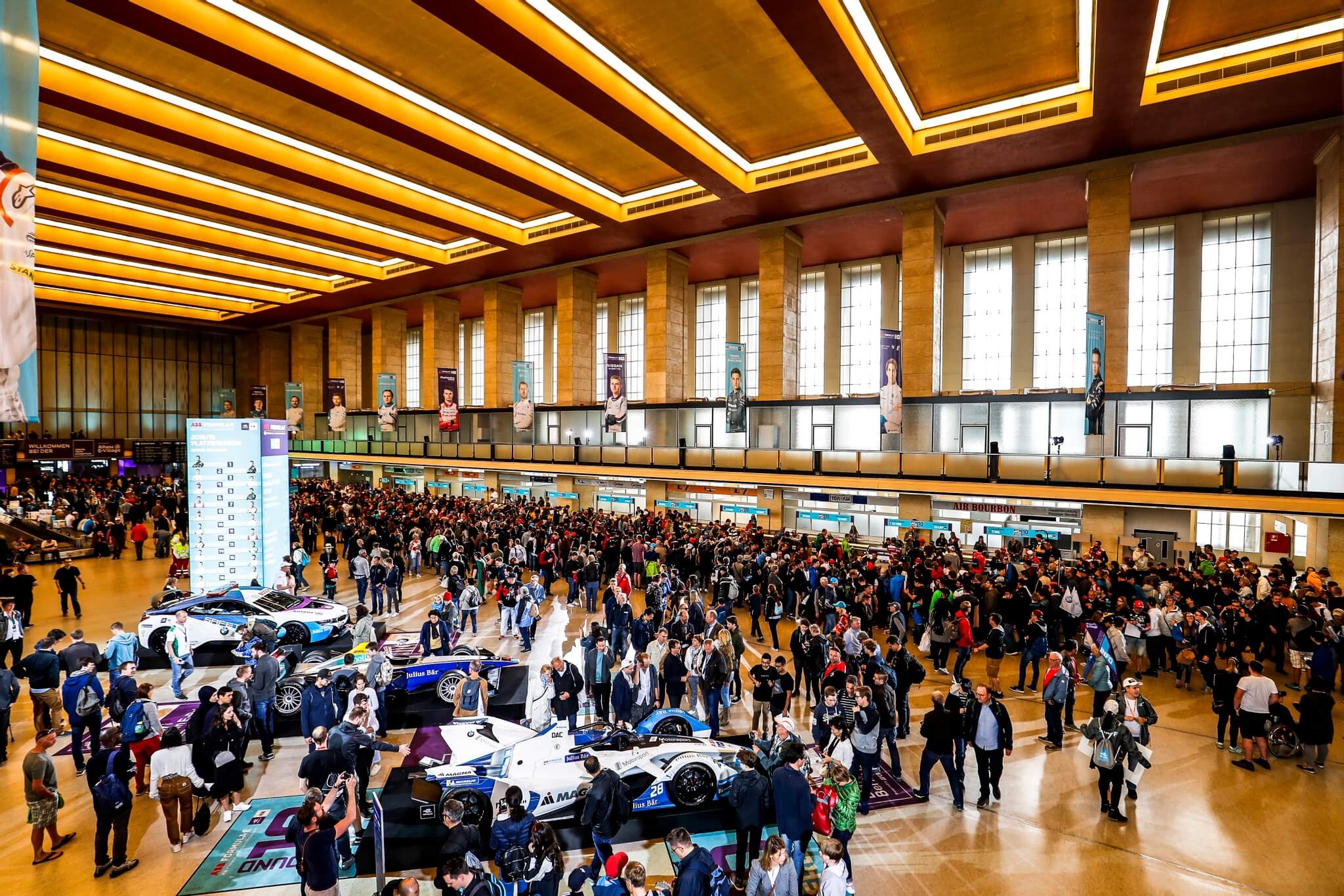 Fans-Autograph-Session-Formula-E-Berlin-Tempelhof
