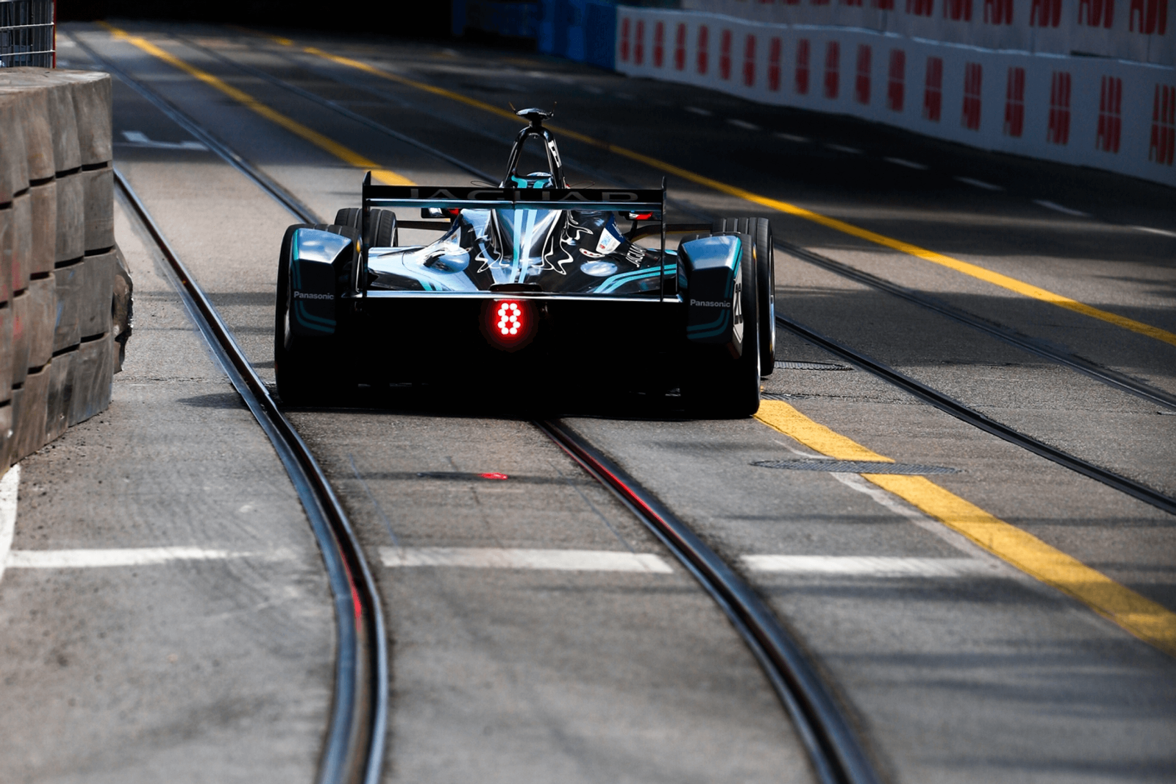 Mitch-Evans-Jaguar-Zürich-Tram-Tracks