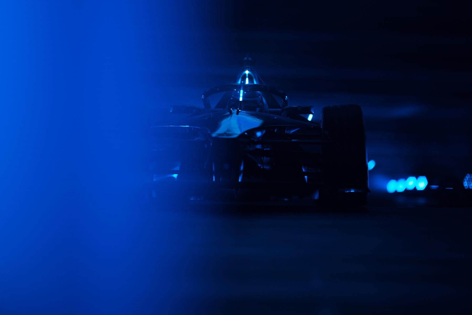 Formel-E-Gen3-Auto-blau-fährt-auf-Bühne