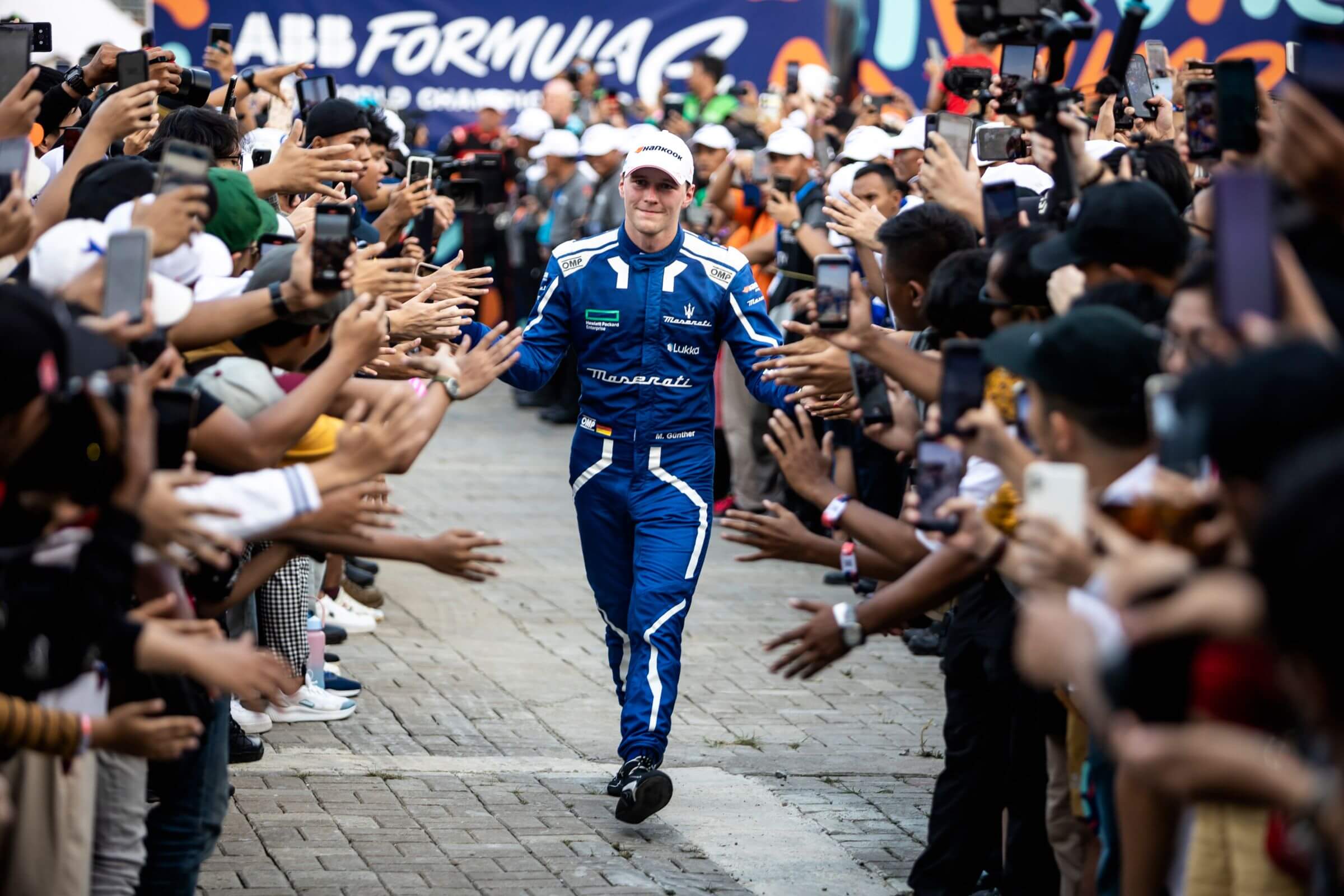 Max-Günther-läuft-auf-Formel-E-Podium-in-Jakarta