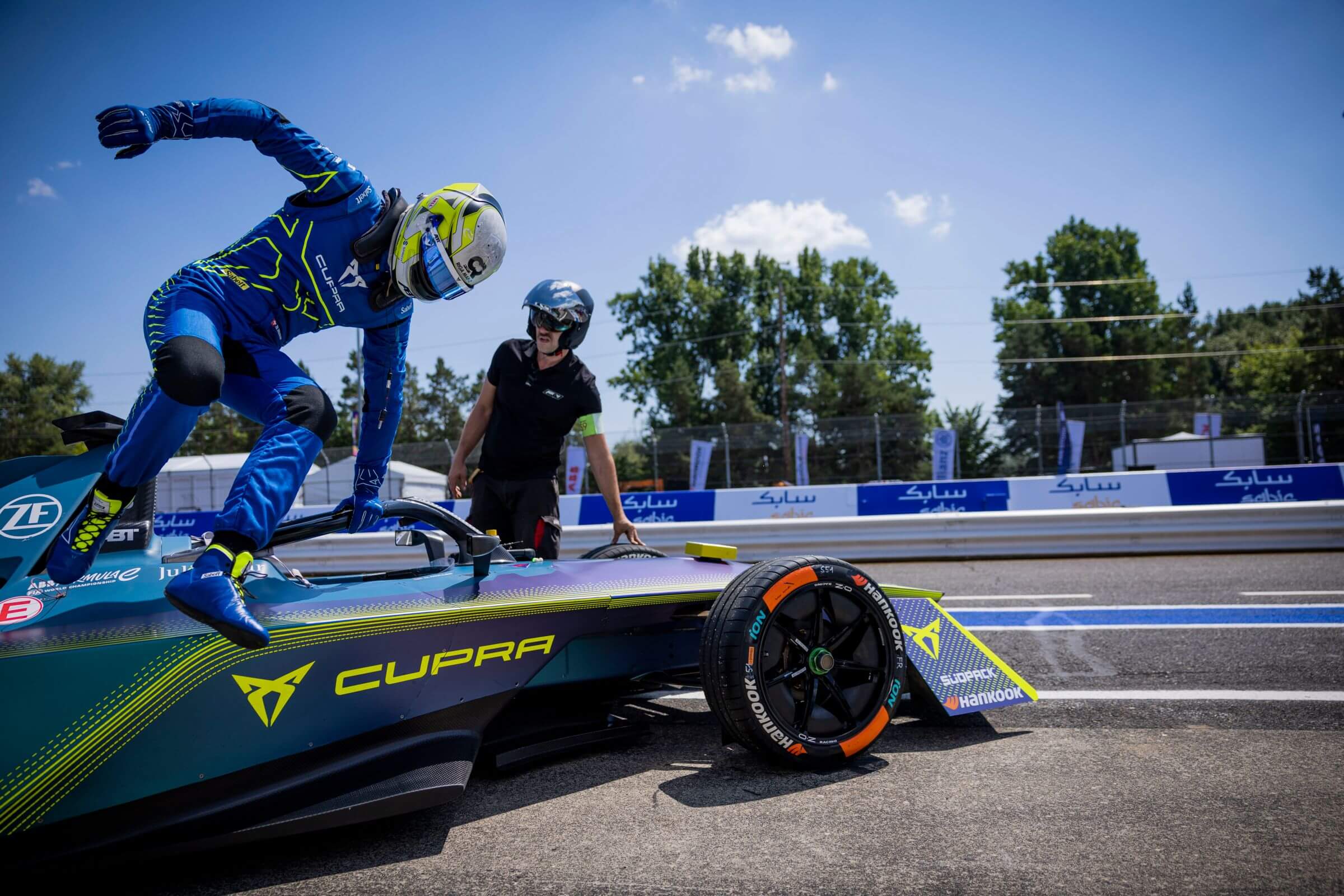 Nico-Muller-jumps-out-of-Formula-E-Car-Portland