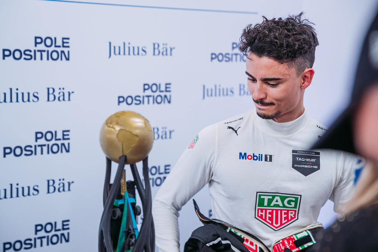 Wehrlein-takes-a-look-at-the-trophy