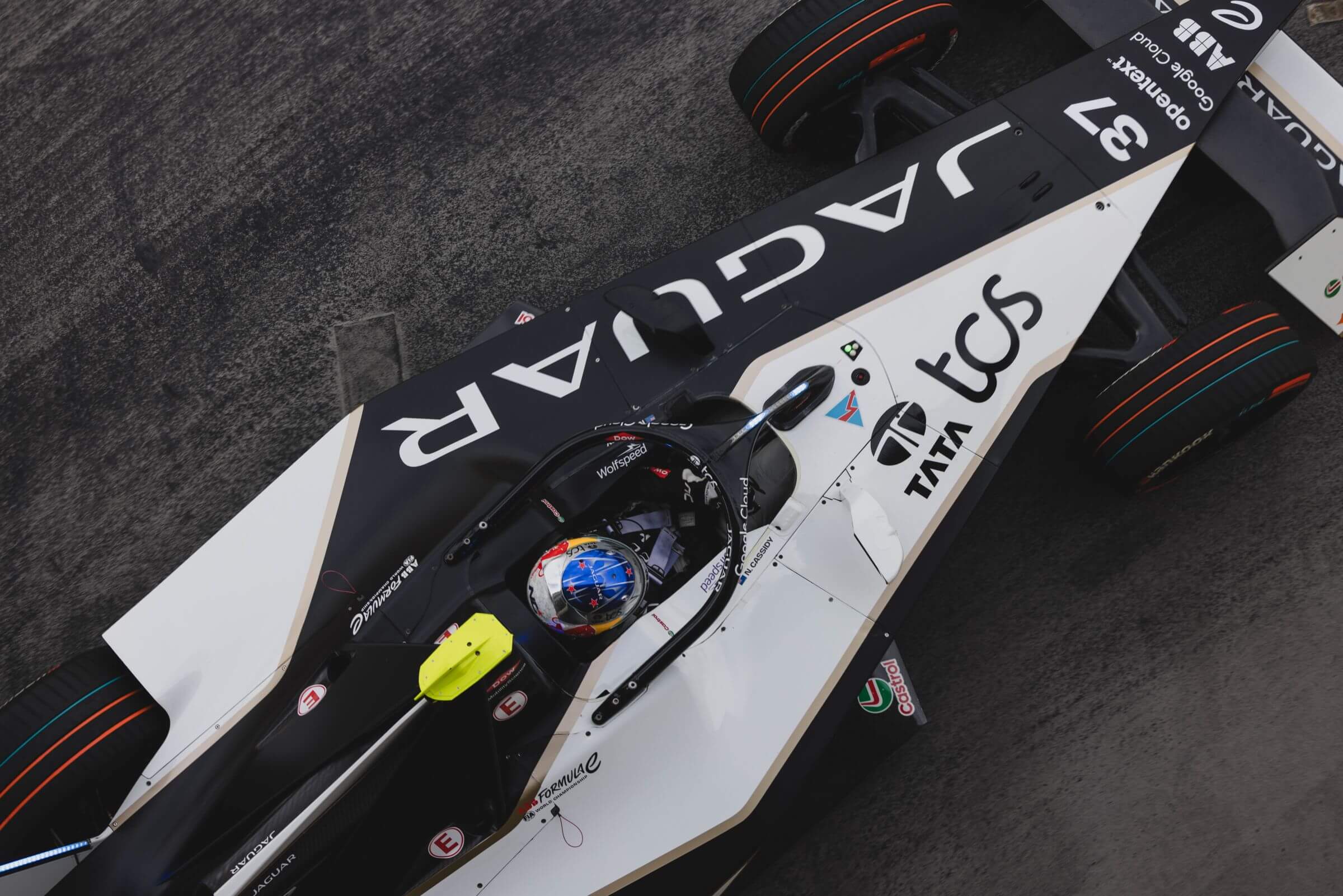 Nick-Cassidy-Jaguar-Formula-E-London-2024-from-above