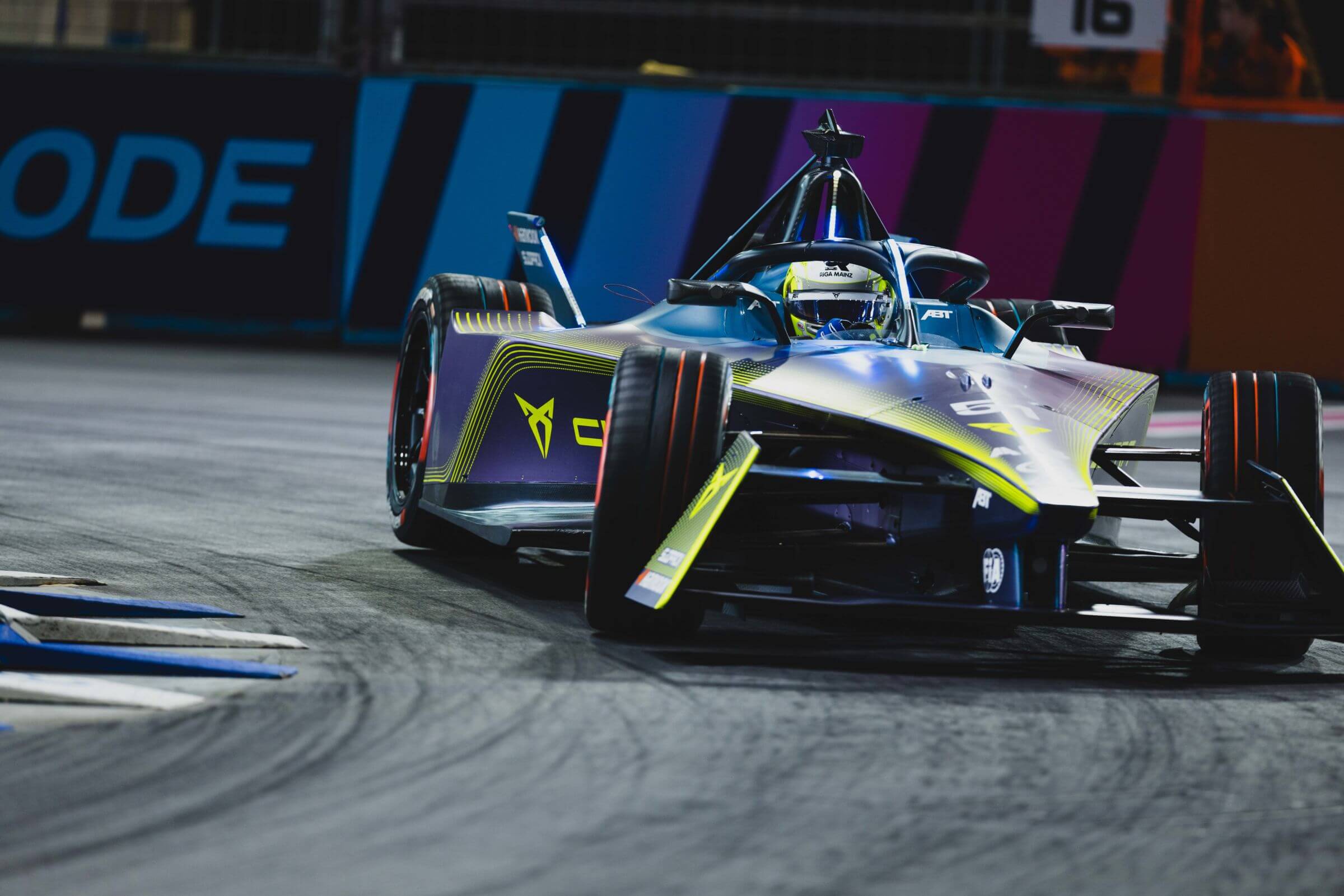 Nico-Müller-in-car-on-track-London