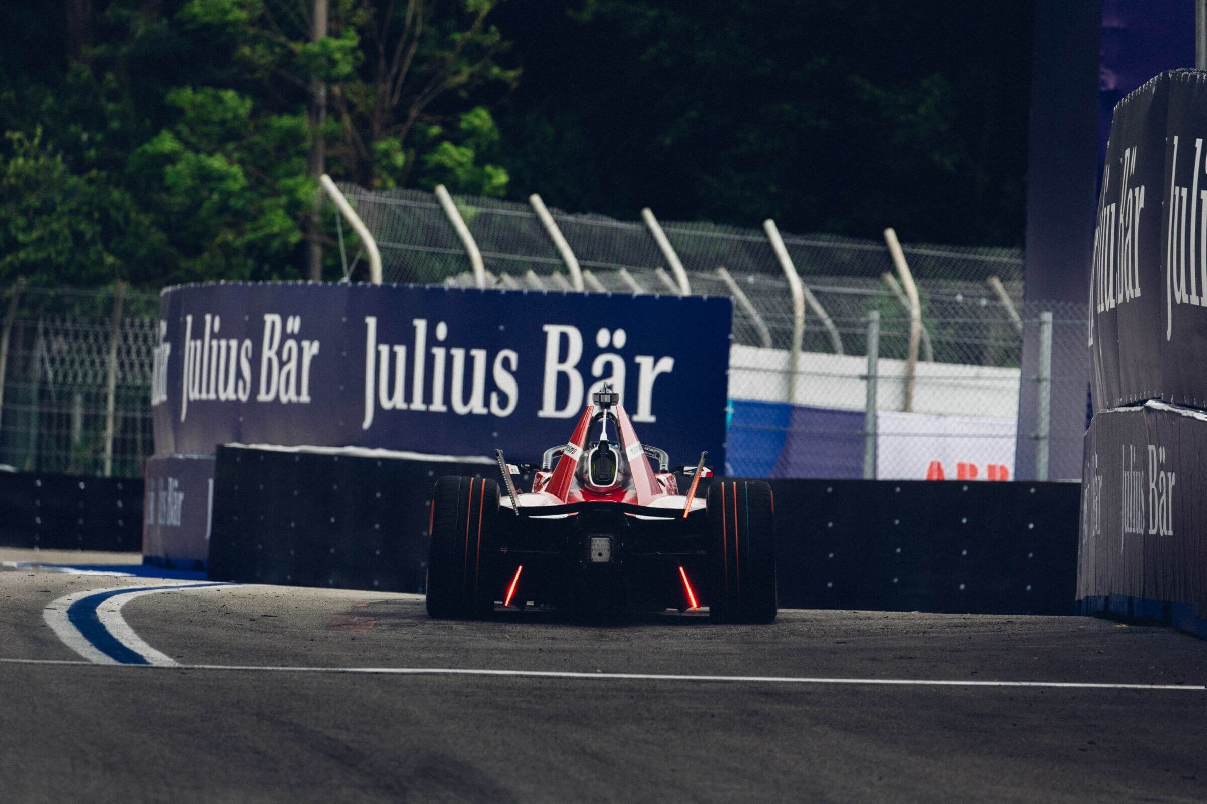 Rowland-drives-into-pits
