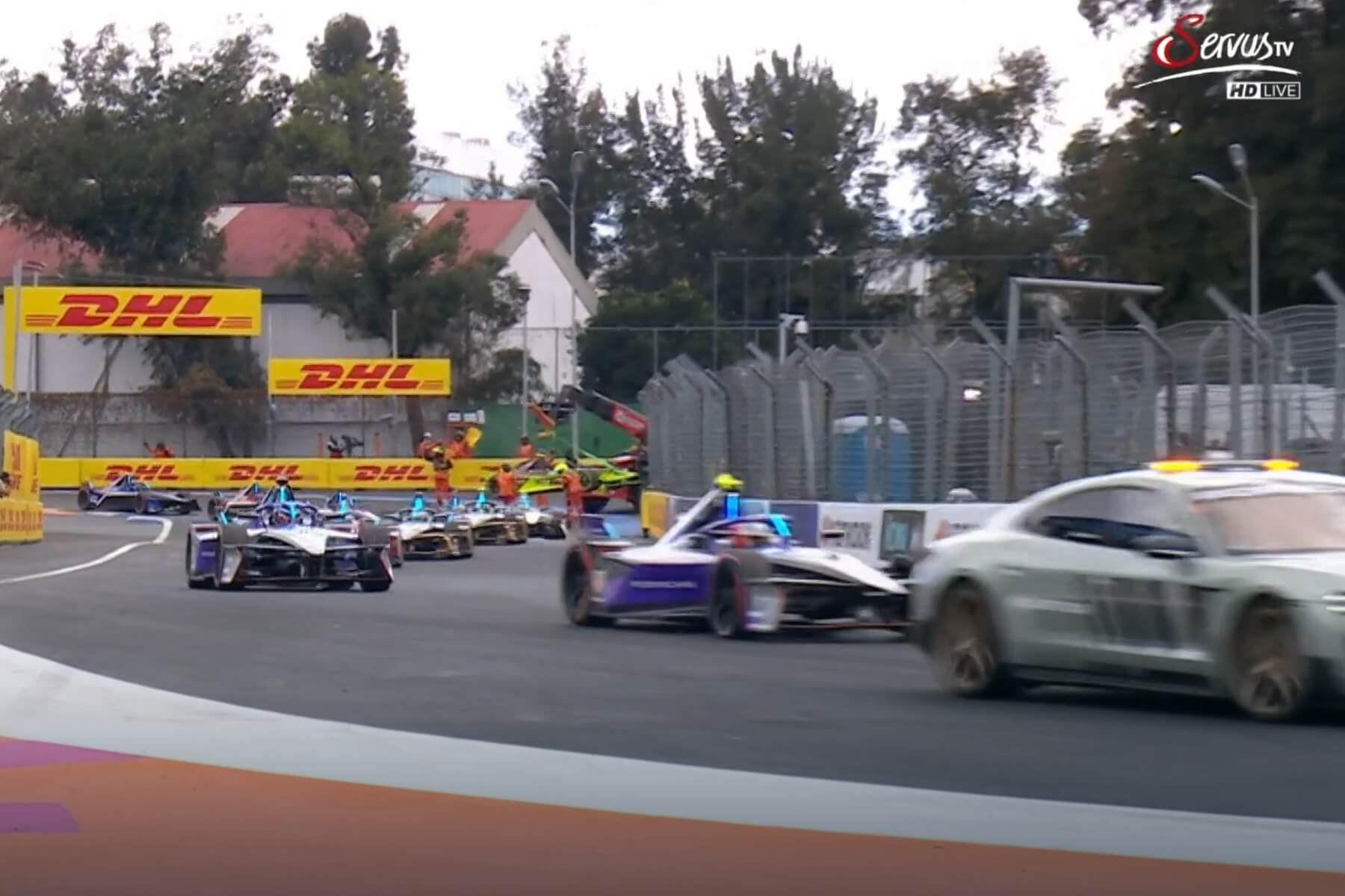 Das Safety-Car führt das Feld in Kurve 13, im Hintergrund wird der Cupra Kiro von David Beckmann von einem Bergungsfahrzeug von der Strecke gefahren