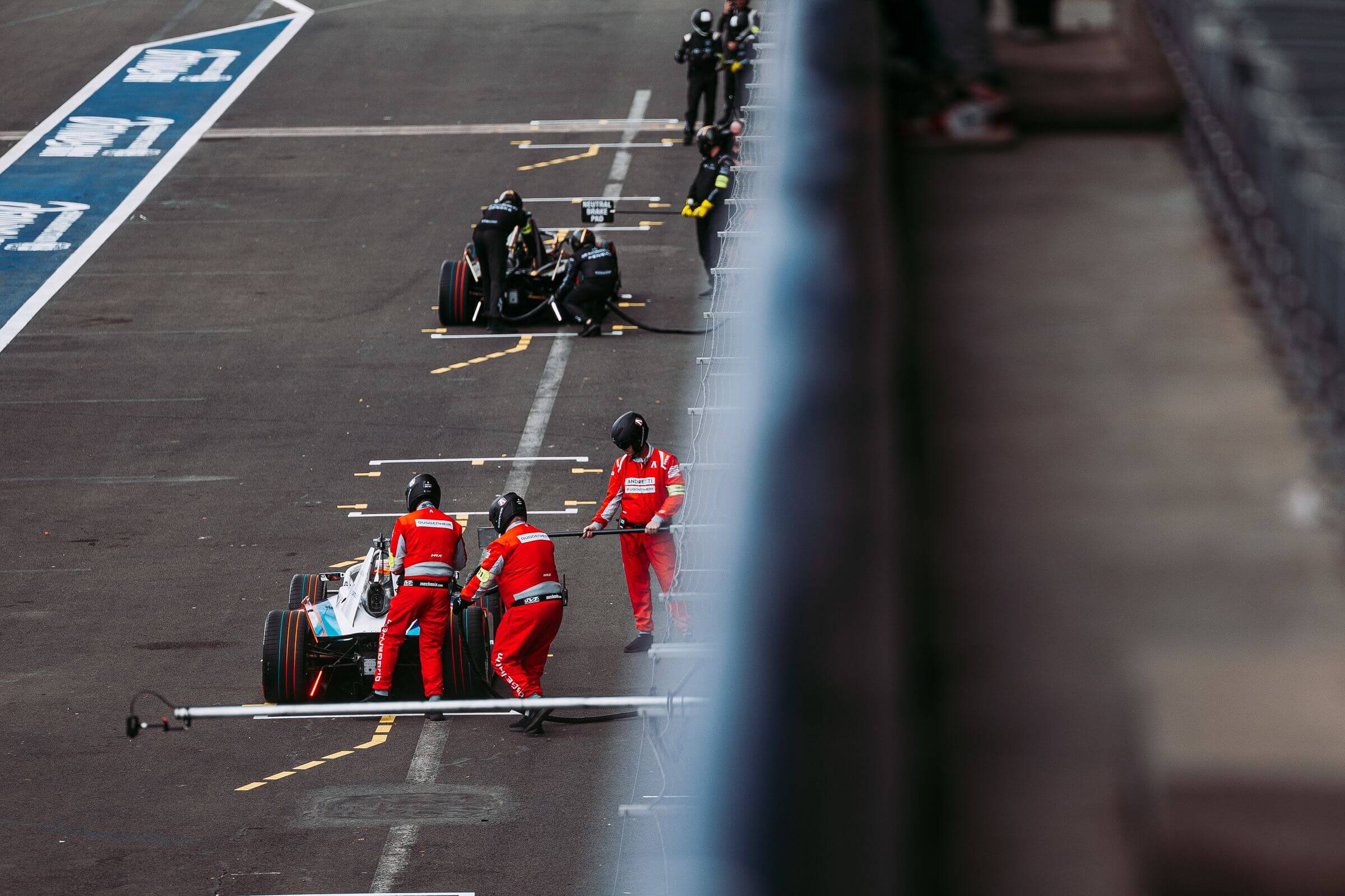 Die Teams Andretti und DS Penske üben einen Pit-Boost-Boxenstopp im Shakedown zum Mexico City E-Prix 2025