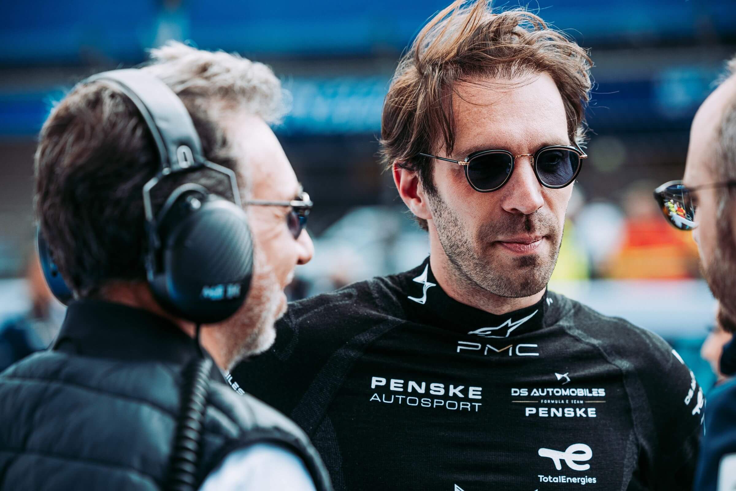 JEV-talks-with-his-team