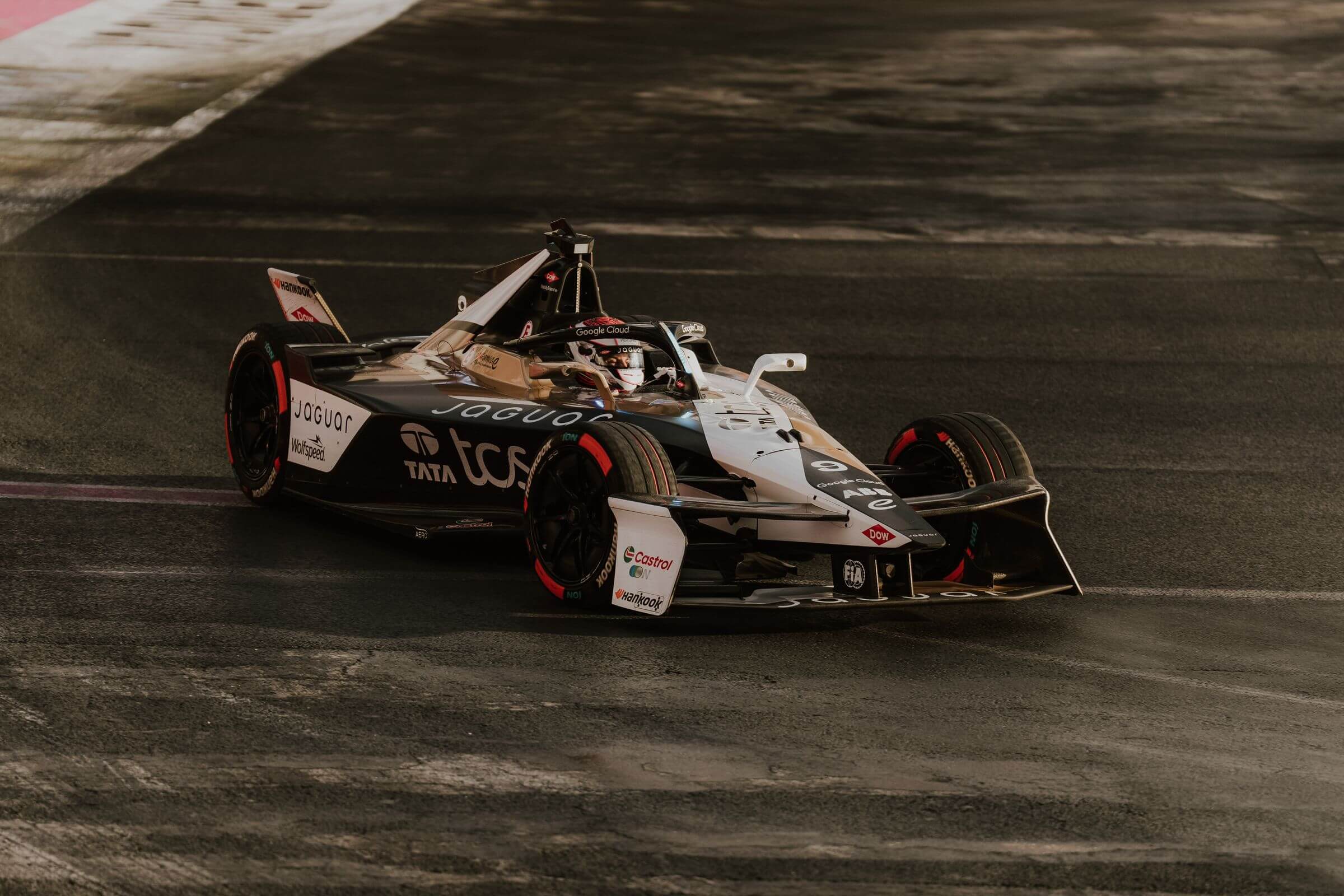 Mitch Evans (Jaguar TCS Racing) auf der Strecke im Bereich der Stadium-Sektion beim Freien Training zum Mexico City E-Prix 2025