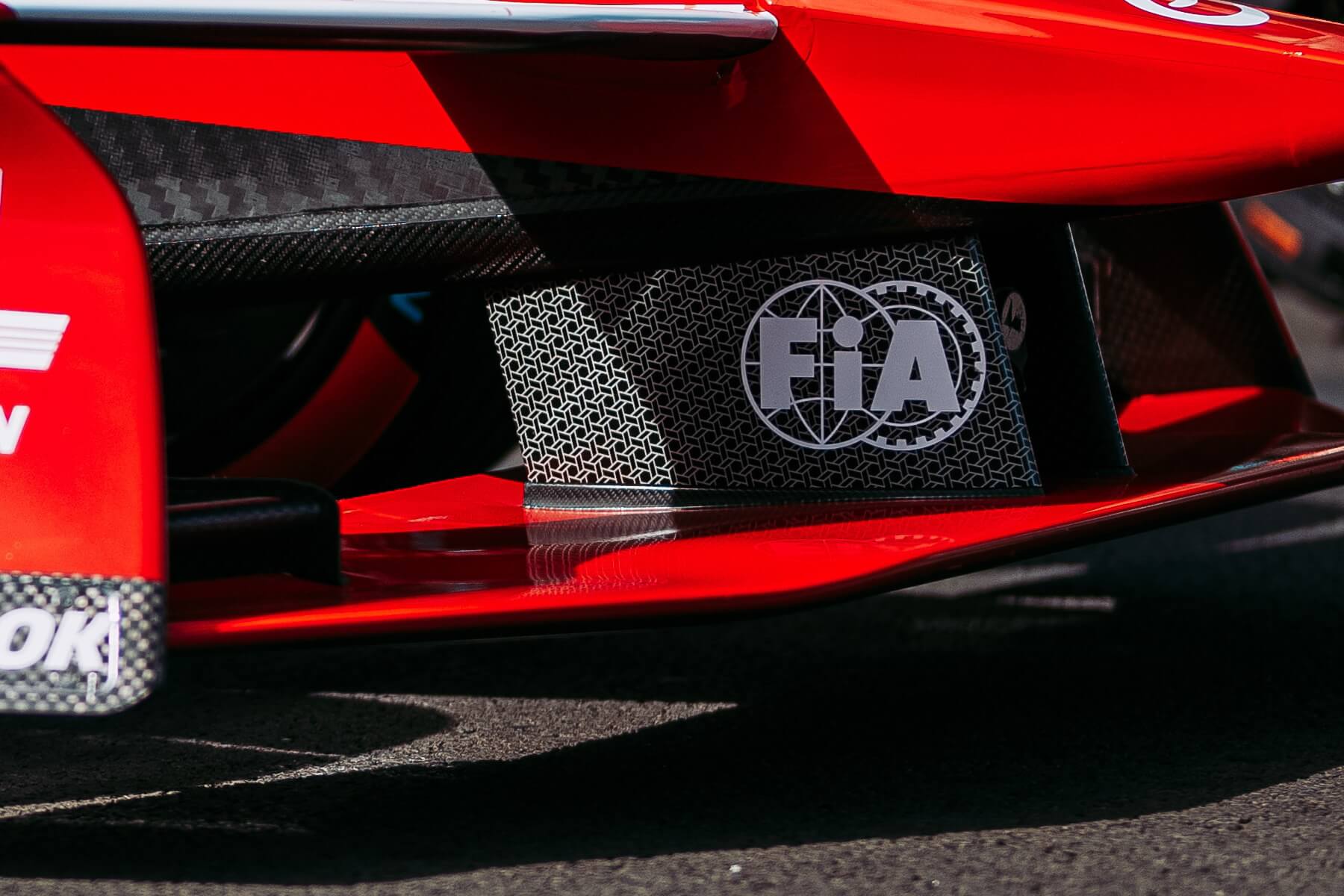 FIA-Logo am Frontflügel eines Fahrzeuges von Nissan beim Mexico City E-Prix 2025