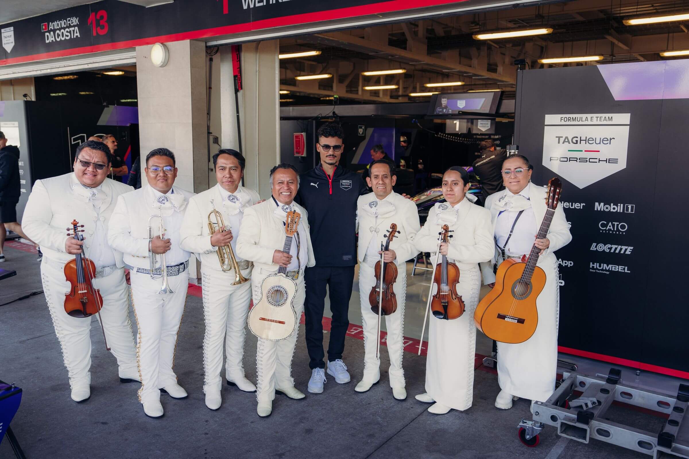 Pascal Wehrlein gemeinsam mit einer mexikanischen Mariachi-Band in Mexico City