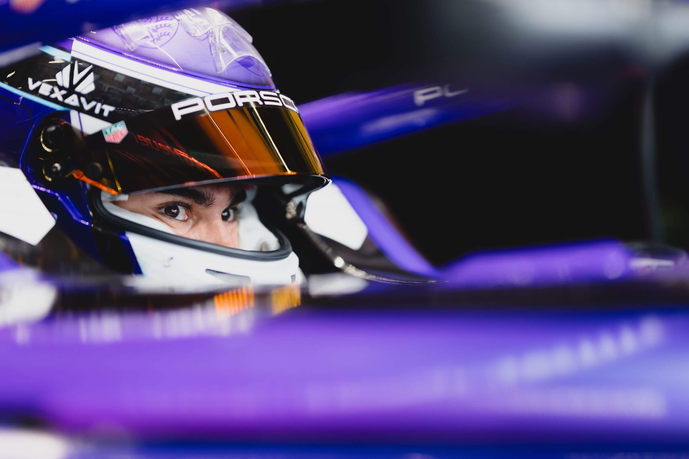 Pascal-Wehrlein-Cockpit-Blick-zur-Seite