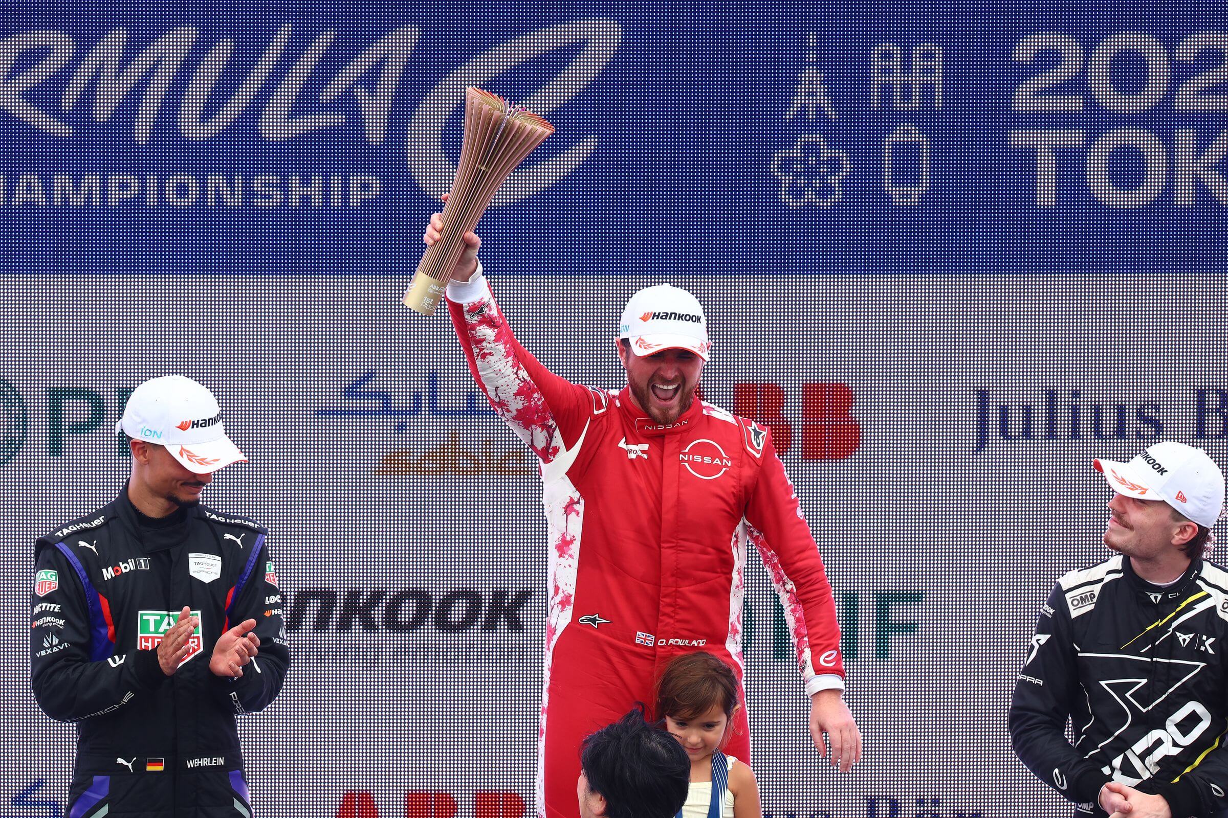 Oliver-Rowland-wins-trophy-in-Tokyo