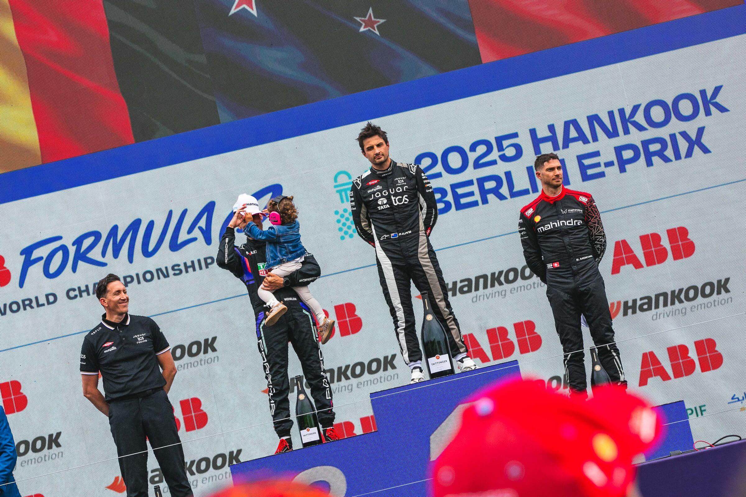 Formula-E-Podium-Berlin-Wehrlein-Daughter