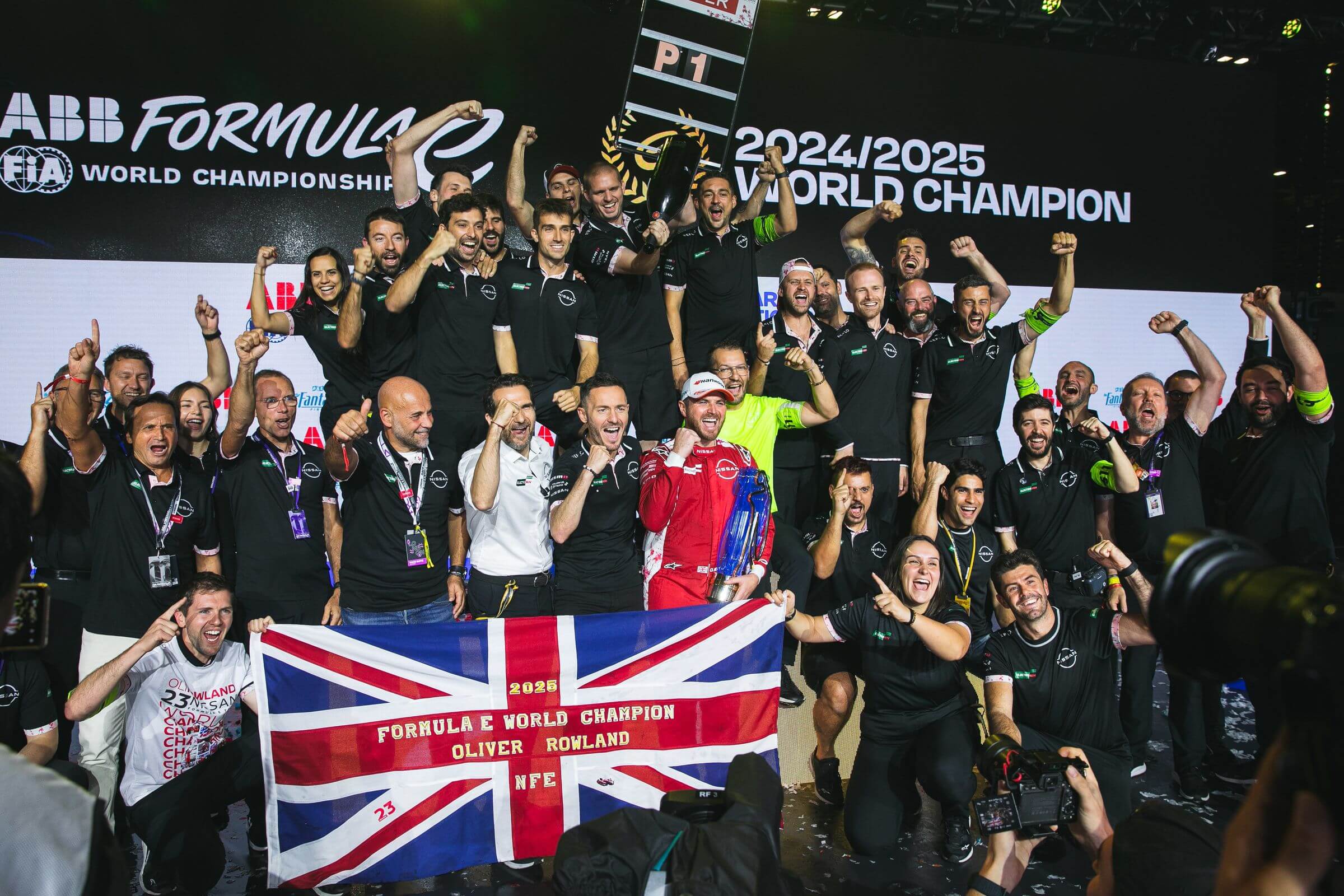 Oliver-Rowland-Nissan-2025-London-E-Prix-Champion-Podium-with-Nissan-team