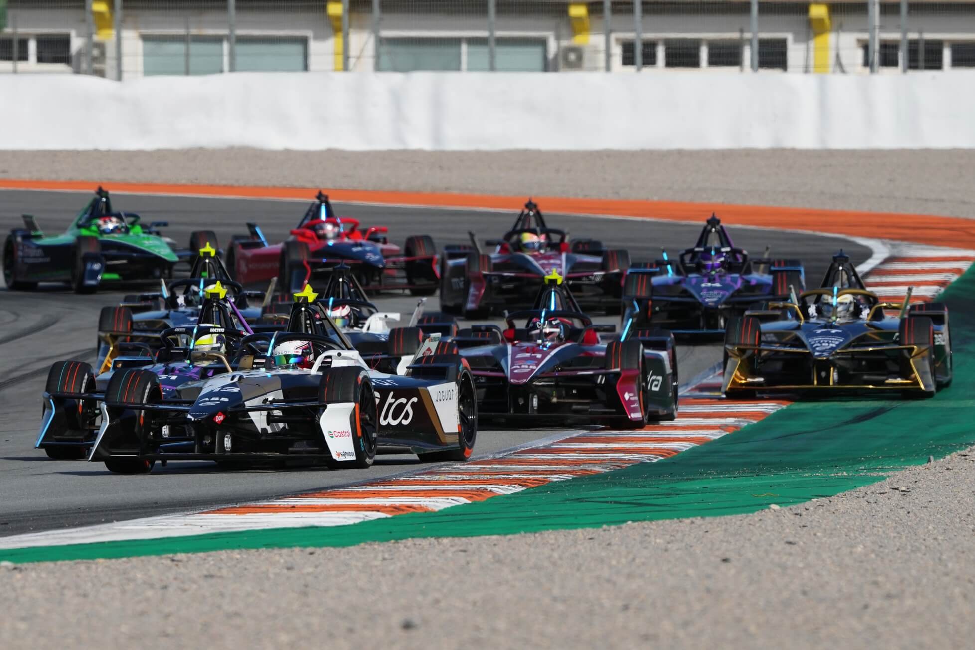 2025-Valencia-test-race-simulation-multiple-cars