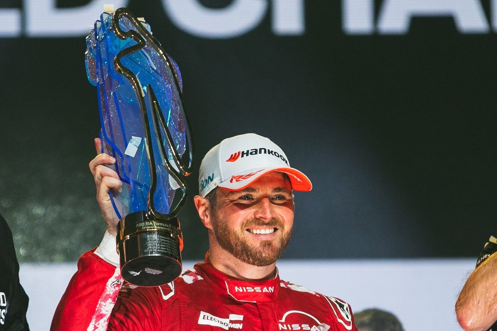 Oliver-Rowland-Nissan-2025-London-E-Prix-champion-trophy
