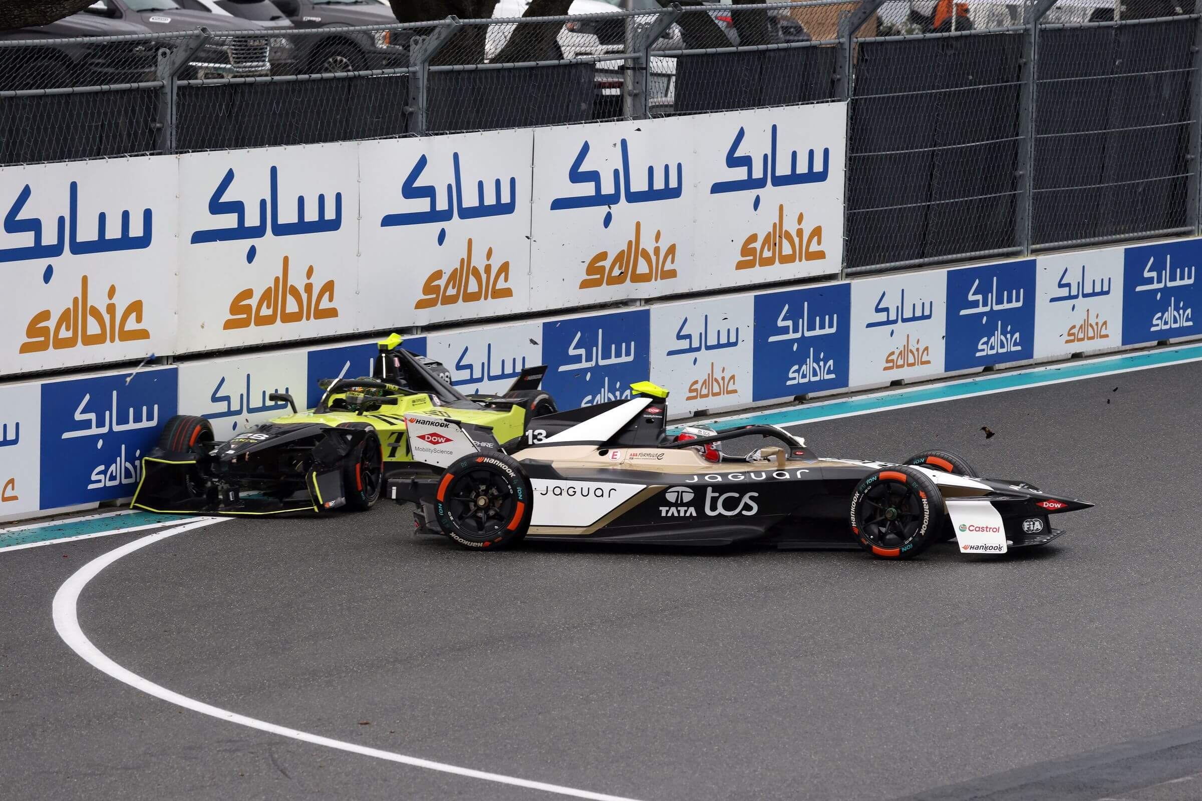 Felipe-Drugovich-Andretti-Antonio-Felix-da-Costa-Jaguar-2026-Miami-E-Prix-crash