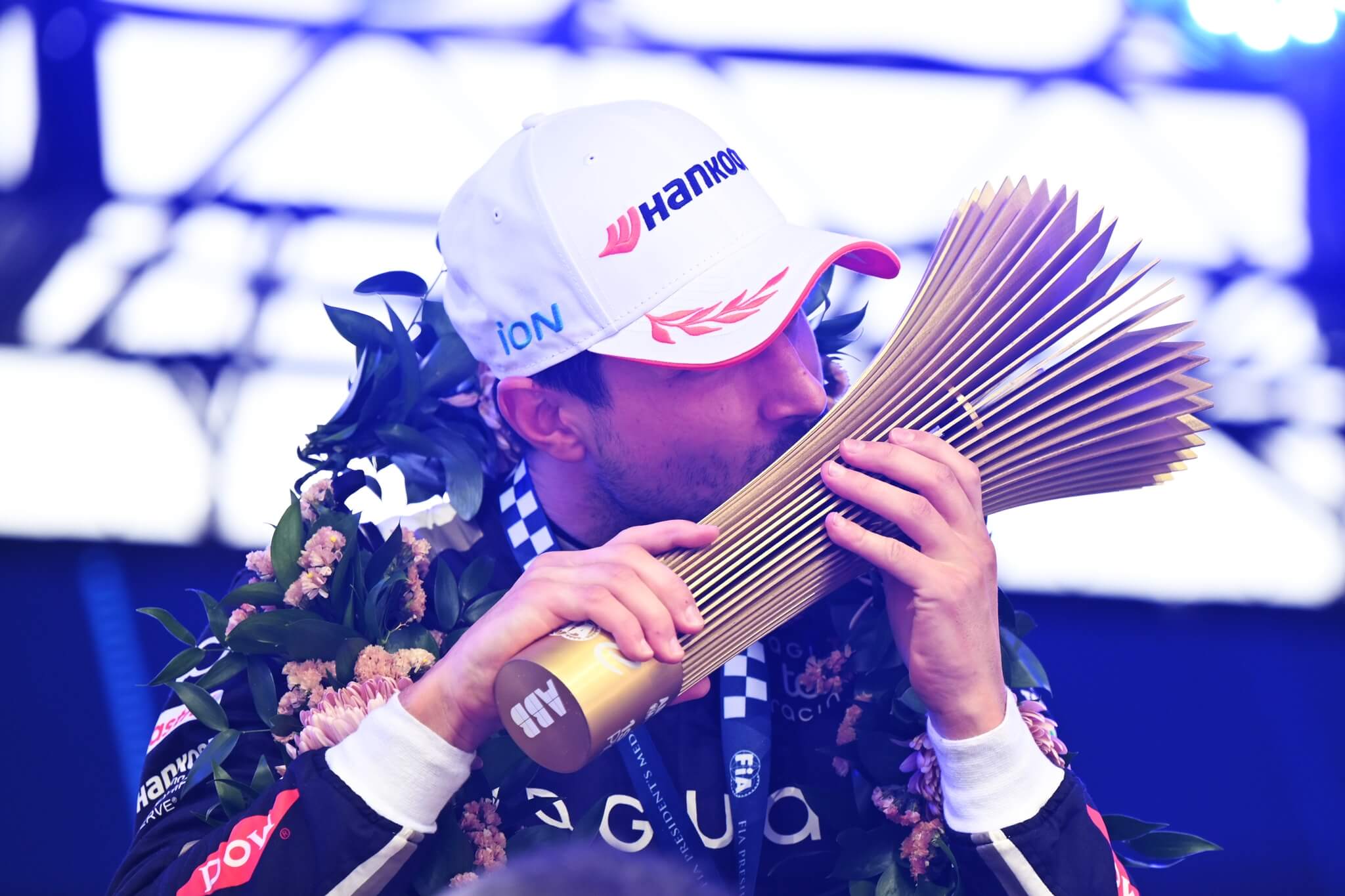 Mitch-Evans-Jaguar-TCS-Racing-podium-Miami-kissing-trophy