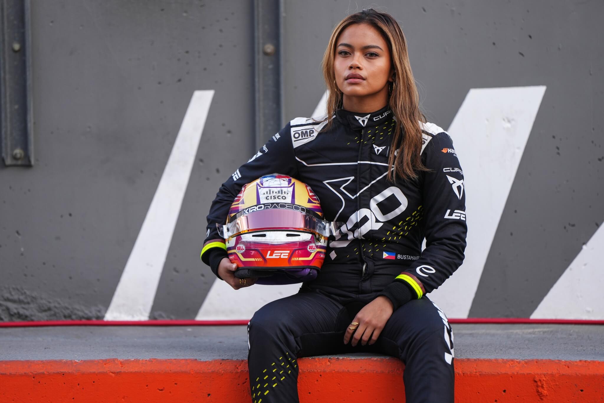 Bianca-Bustamante-Cupra-Kiro-2025-Valencia-pit-wall