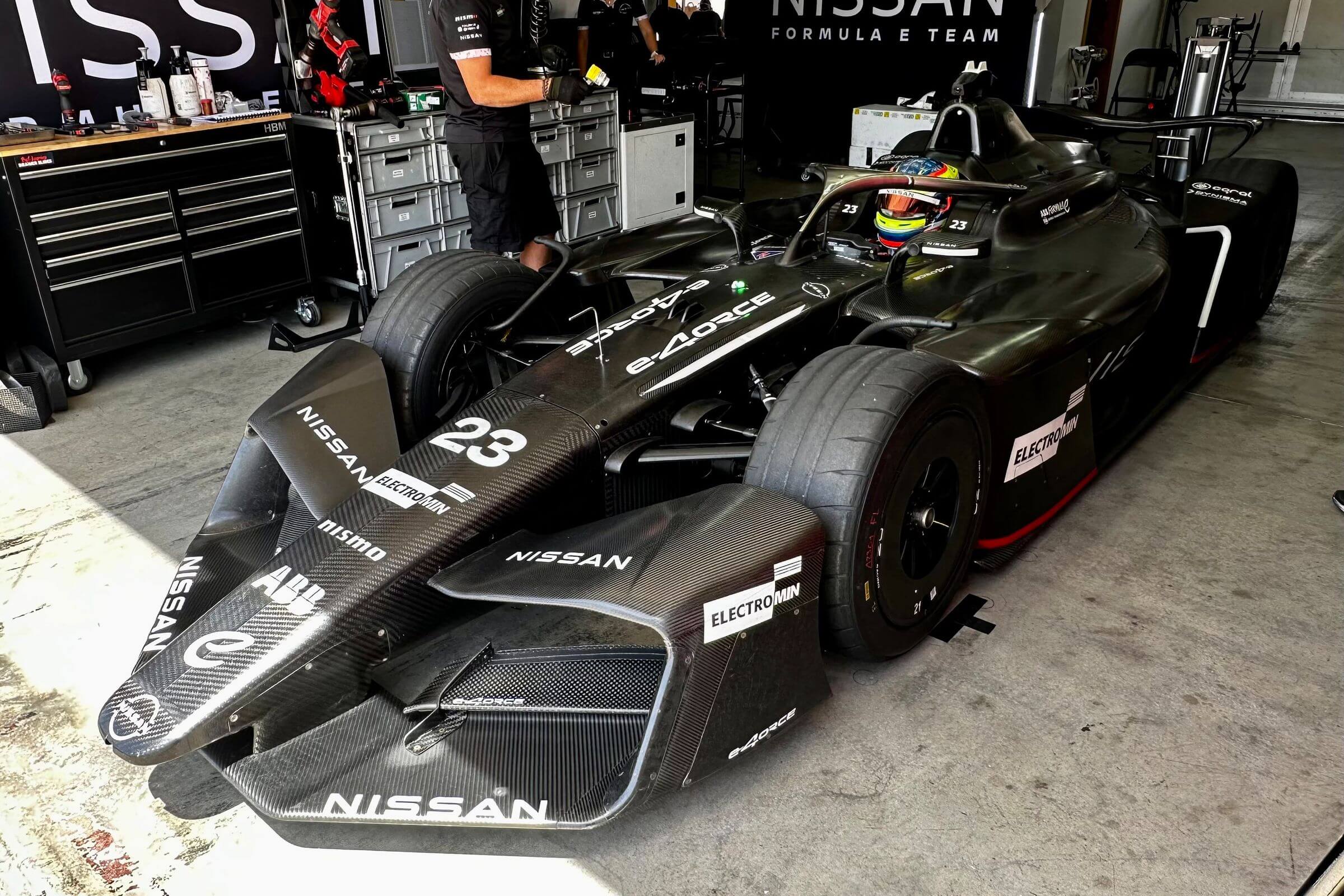 Oliver-Rowland-Nissan-Gen4-test-pit