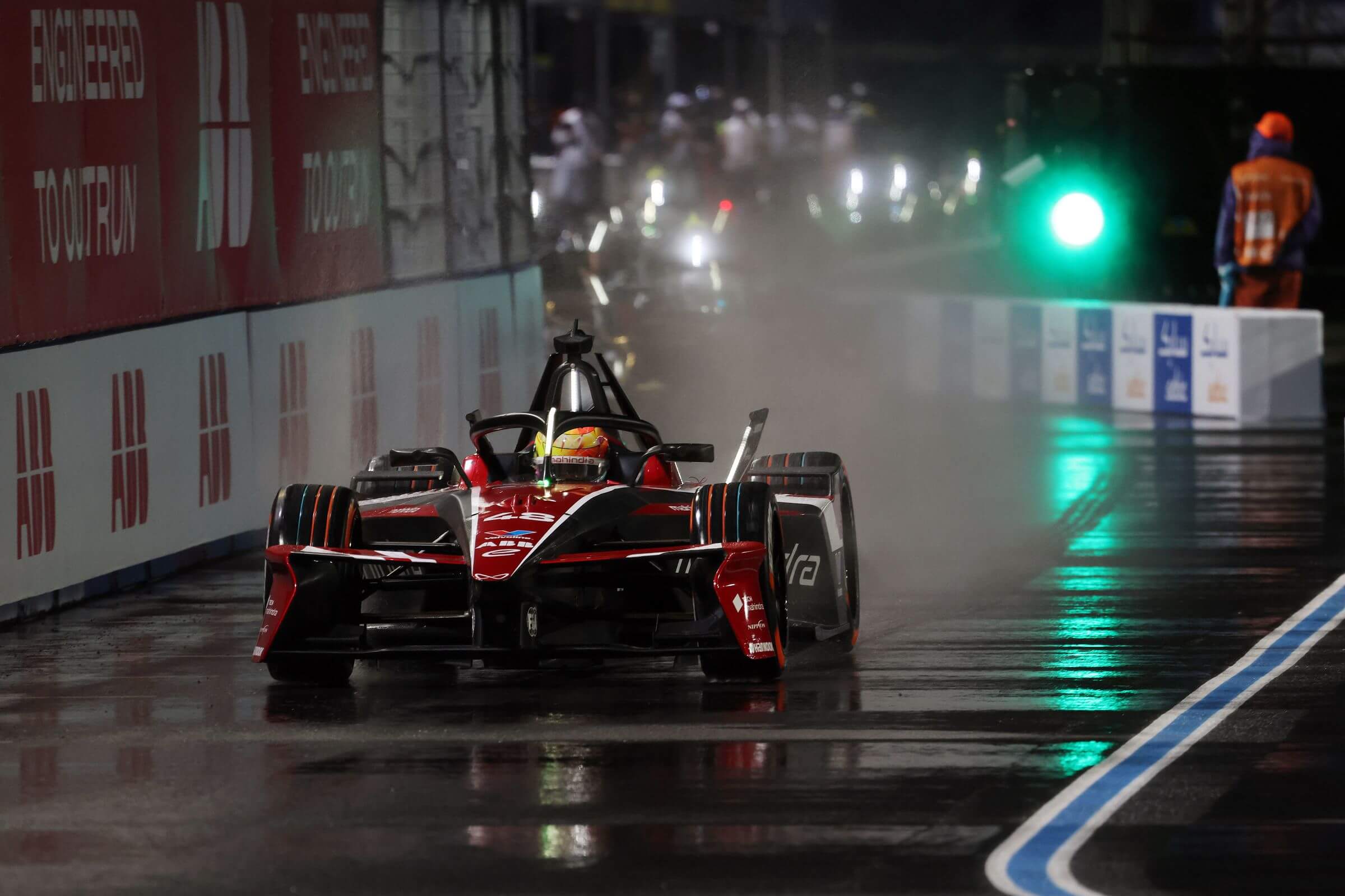 Edo-Mortara-Mahindra-Racing-driving-in-Tokyo-wet-FP1