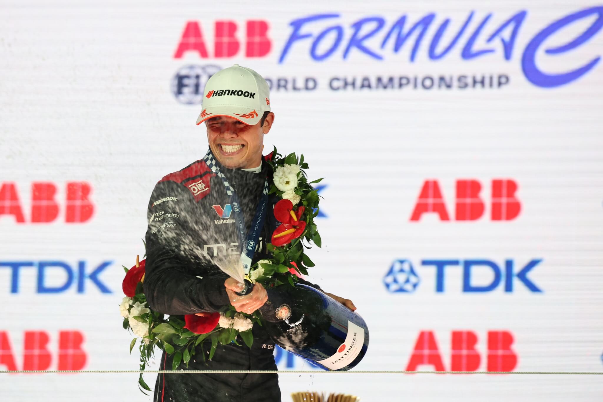 Nyck-de-Vries-Mahindra-Racing-Tokyo-Podium-spraying-champagne