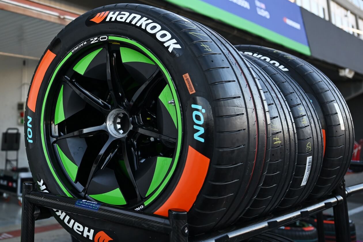 Hankook-Reifen-Envision-Racing-in-front-of-the-garage