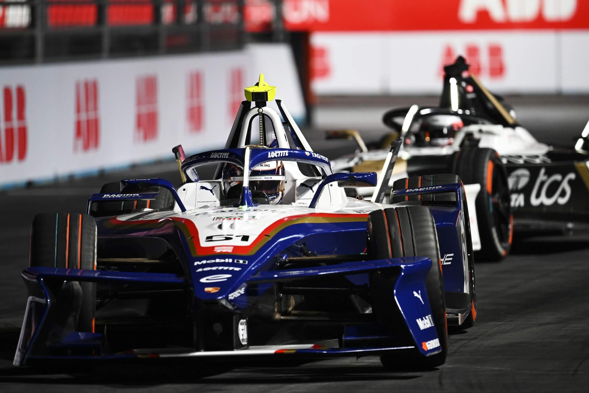 Nico-Müller-Porsche-Mitch-Evans-Jaguar-2026-London-E-Prix-fight