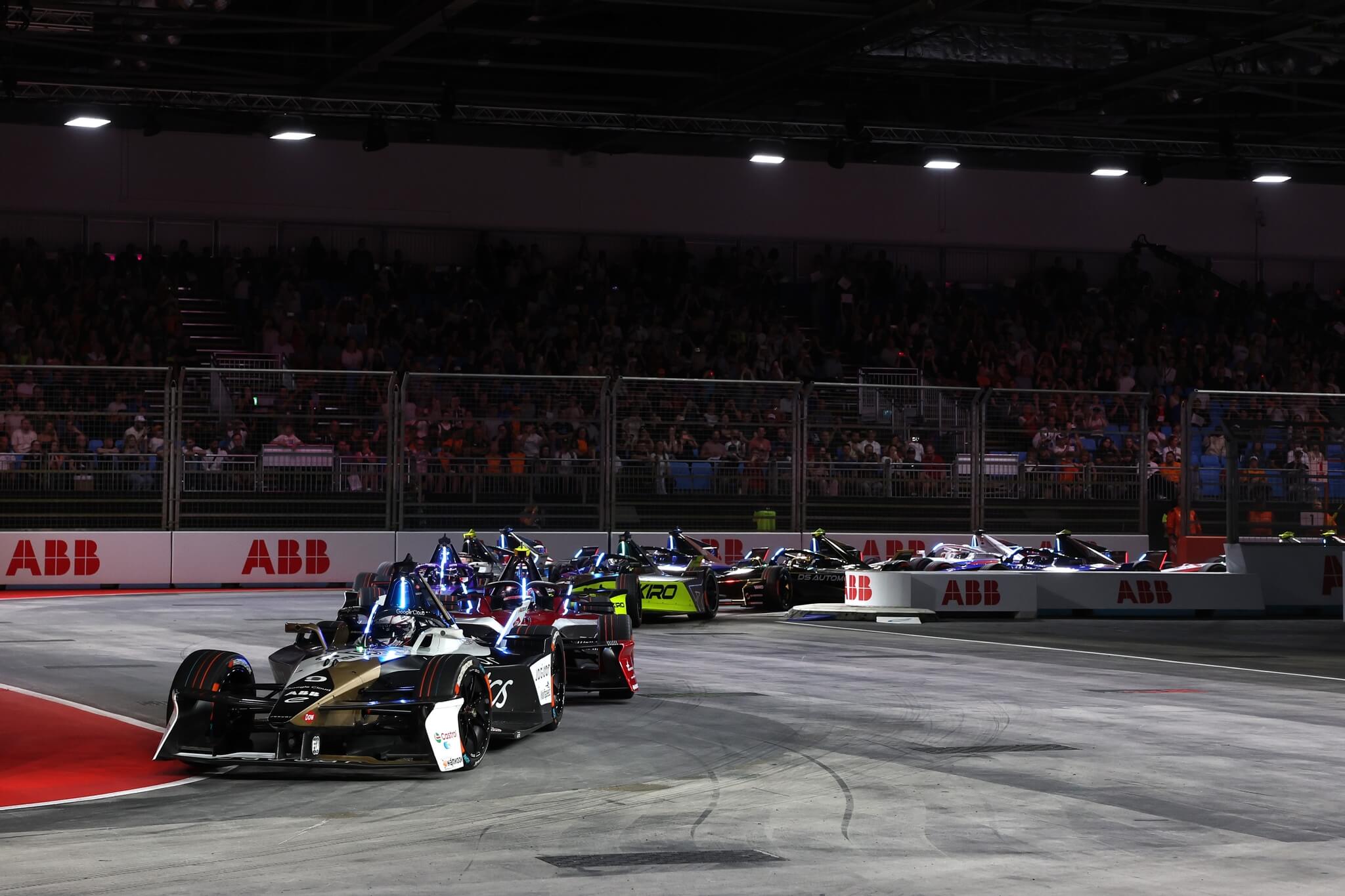 London-E-Prix-2025-Mitch-Evans-leading-the-field-turn-2