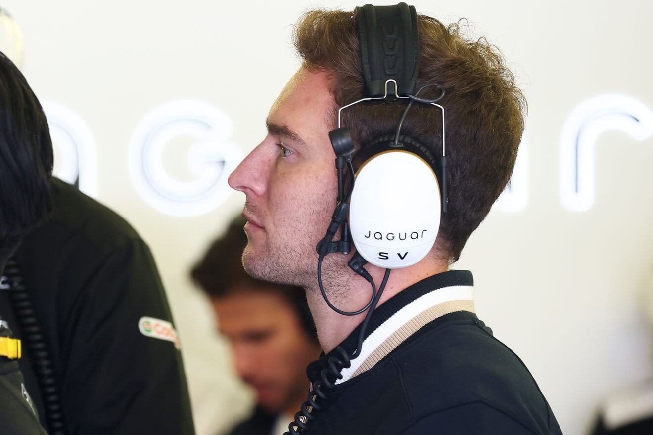 Stoffel-Vandoorne-Jaguar-TCS-Racing-garage
