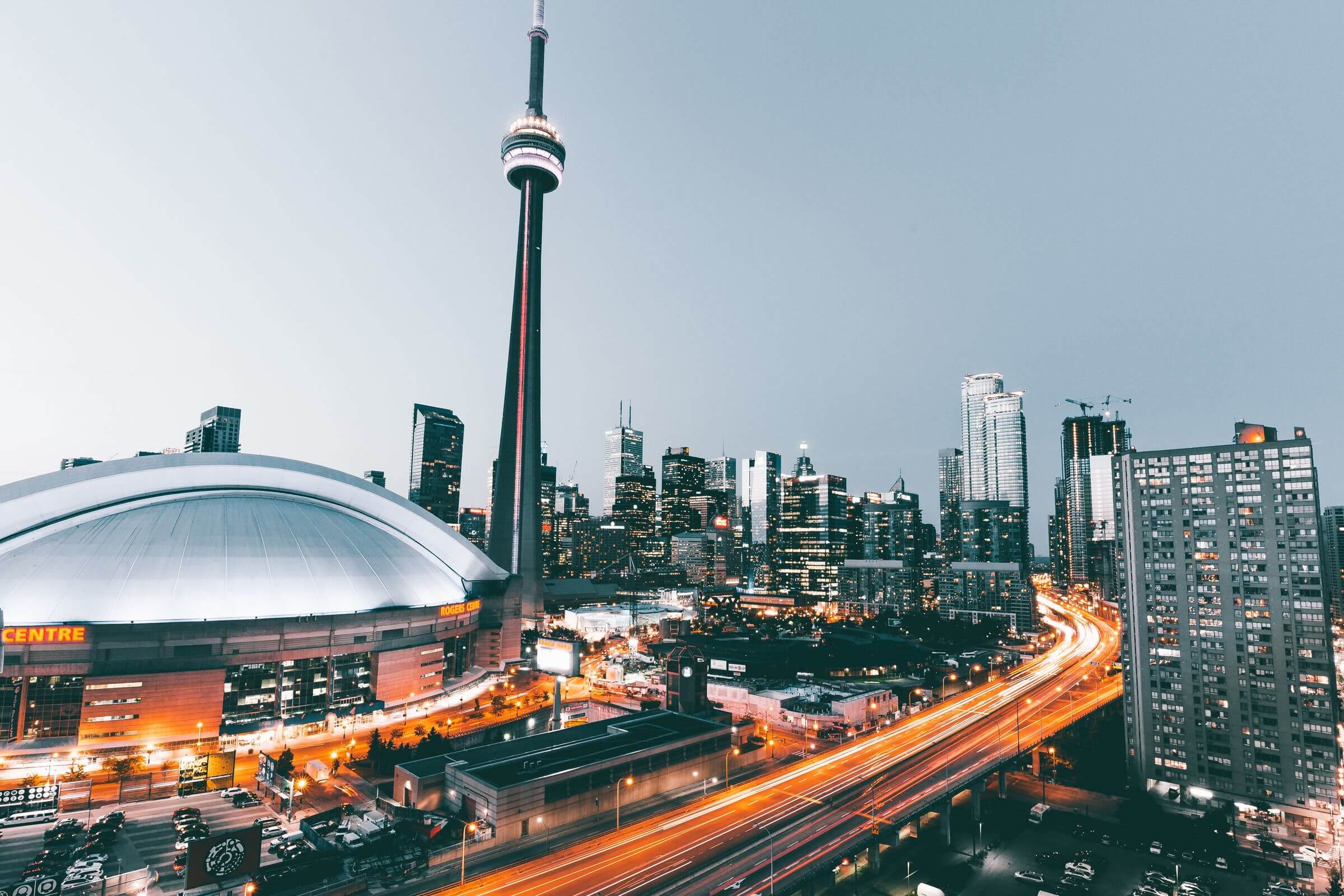 Toronto-Skyline-CN-Tower-light-traces