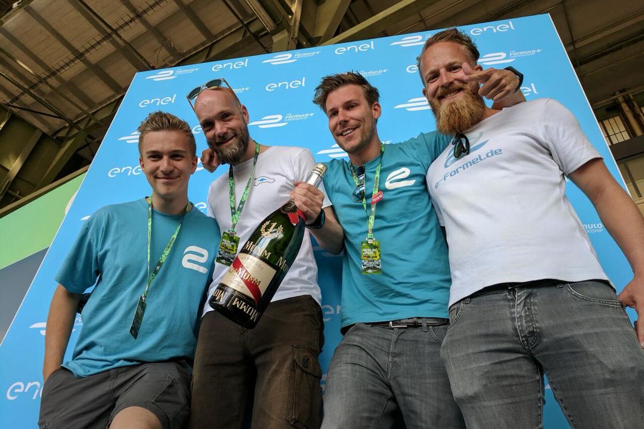 10-Jahre-ePod-Berlin-E-Prix-Timo-Tobi-Phil-Steffen-Podium-Champagner