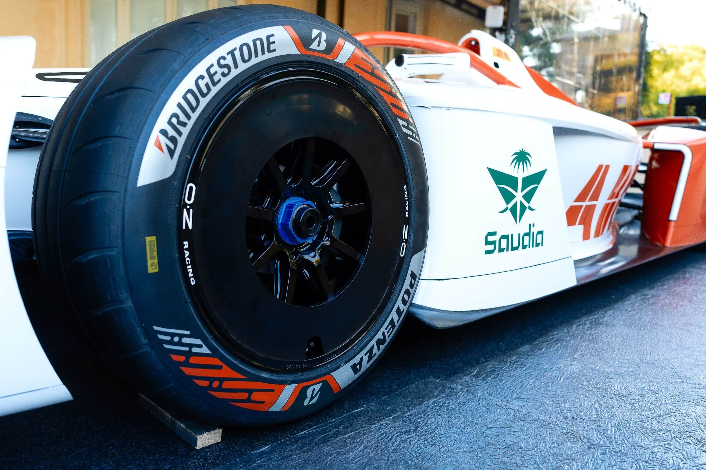 Bridgestone-Reifen-Detailansicht-Rom