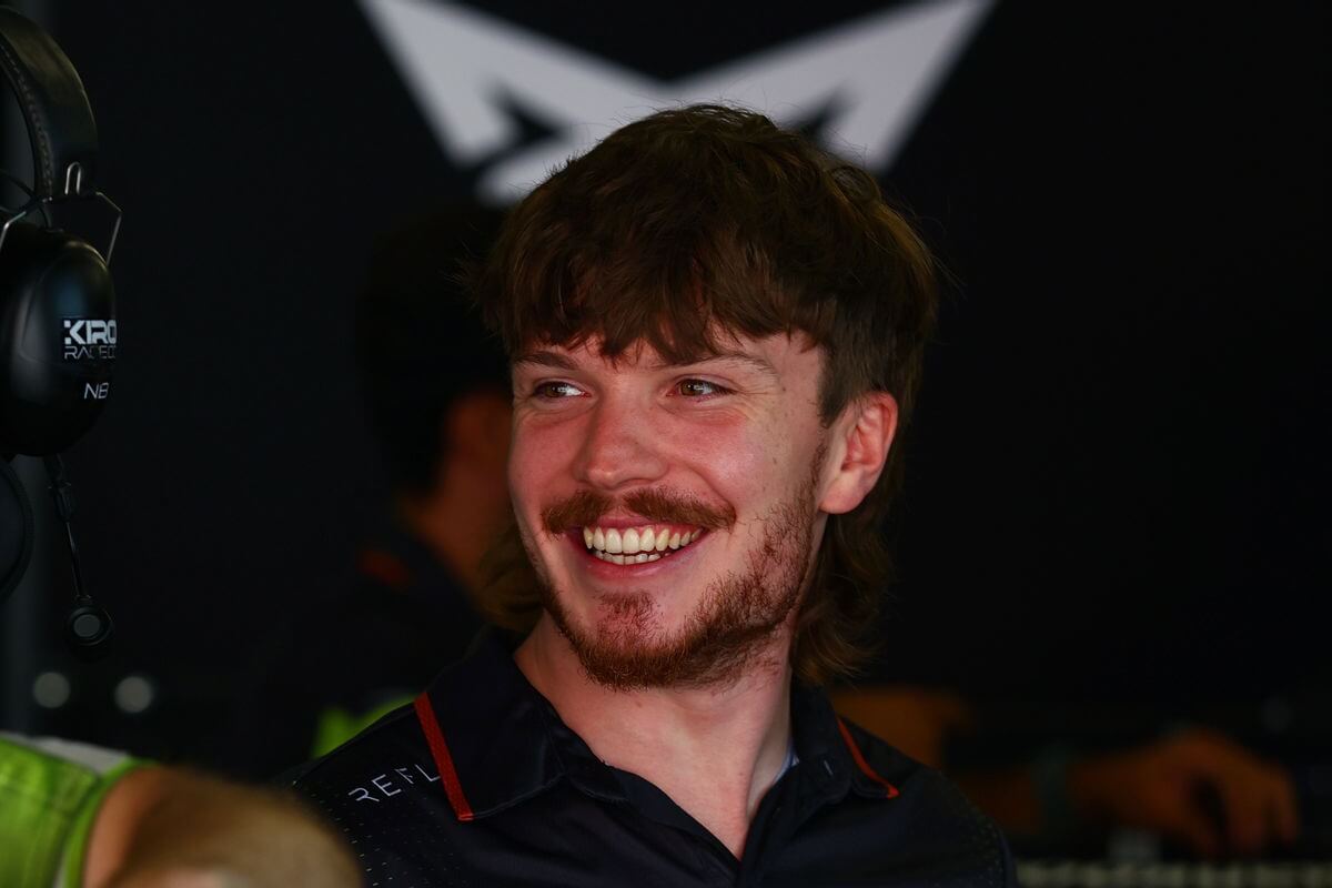 Dan-Ticktum-2026-Sanya-E-Prix-garage-smiling
