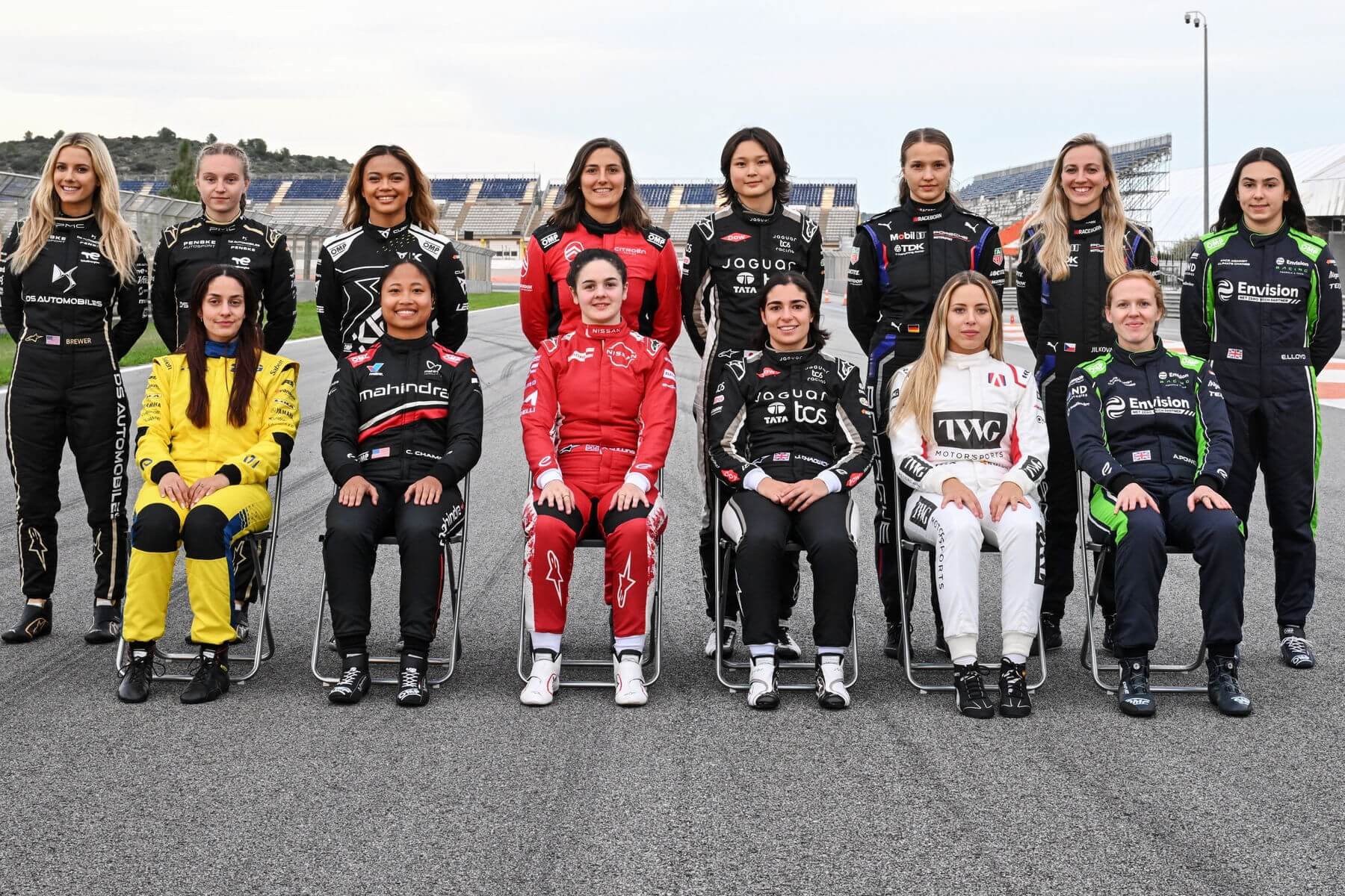 Formula-E-test-Valencia-2025-women-group-photo