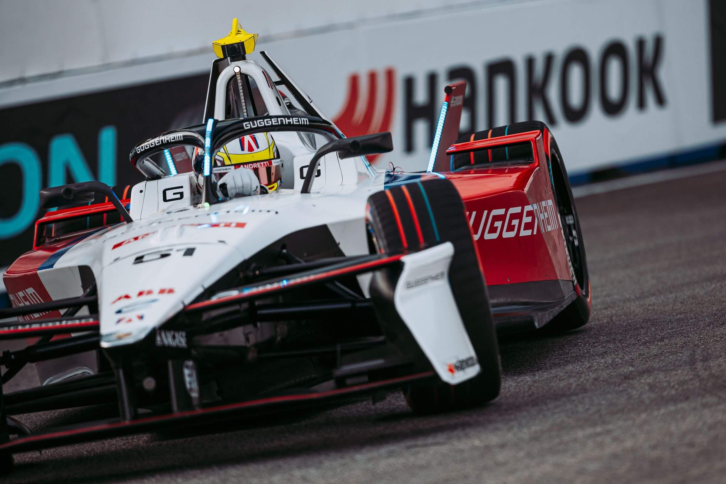 Nico Müller fährt den Porsche 99X Electric von Andretti im Freien Training zum Sao Paulo E-Prix 2024